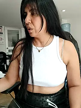 aisha latina online show from 12/01/25, 02:55