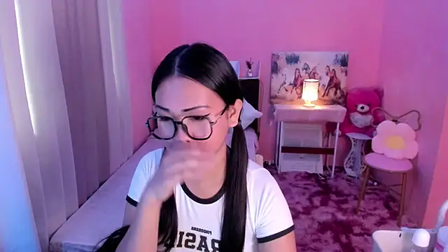 Snapshot of Vivorey_Leighn chatting on 12/12/24, 12:38 Vivorey Leighn online show from 12/12/24, 12:38