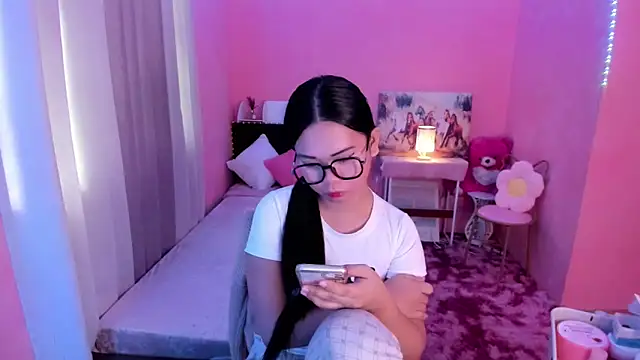Snapshot of Vivorey_Leighn chatting on 12/20/24, 03:14 Vivorey Leighn online show from 12/20/24, 03:14