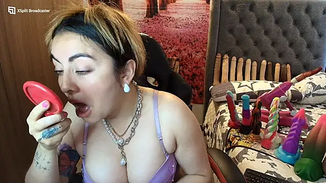 Snapshot of sofia23dirty chatting on 10/13/25, 08:31 sofia23dirty online show from 10/13/25, 08:31