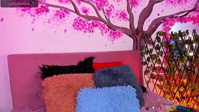 Snapshot of magali_19 chatting on 12/02/24, 08:00 magali 19 online show from 12/02/24, 08:00