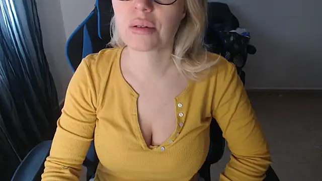 LARACRUZ30 online show from 04/12/26, 06:18