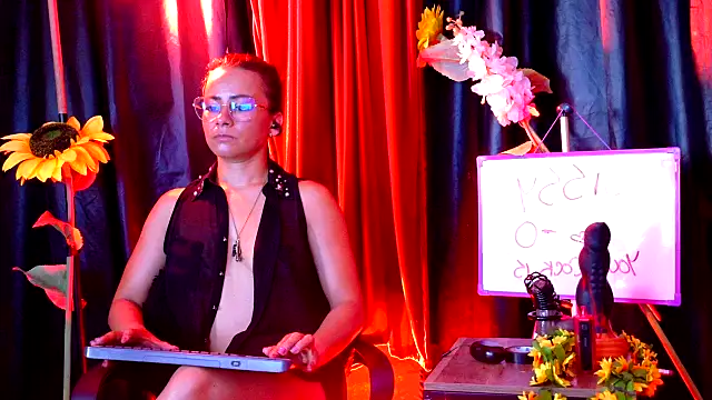 Snapshot of MistressSlut1 chatting on 04/02/26, 11:19 MistressSlut1 online show from 04/02/26, 11:19