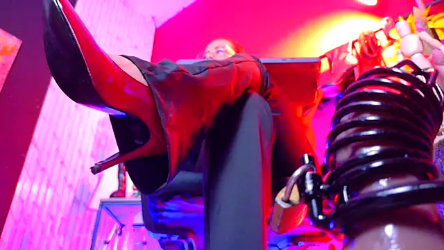 Snapshot of MistressSlut1 chatting on 04/10/26, 11:15 MistressSlut1 online show from 04/10/26, 11:15