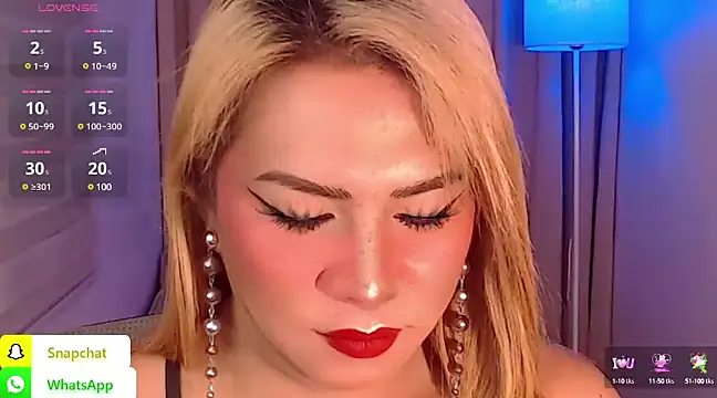 Snapshot of QUEEN_GIAMOORE69 chatting on 01/05/25, 10:40 QUEEN GIAMOORE69 online show from 01/05/25, 10:40