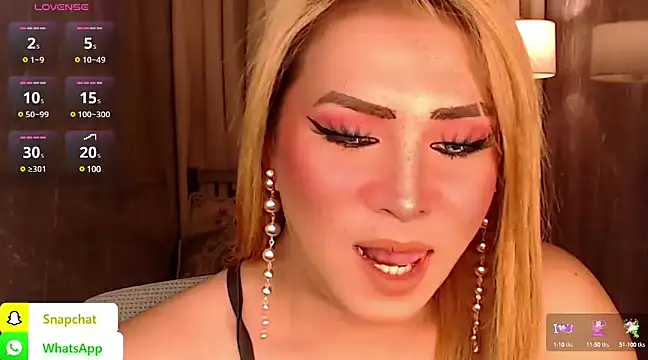 Snapshot of QUEEN_GIAMOORE69 chatting on 01/23/25, 10:33 QUEEN GIAMOORE69 online show from 01/23/25, 10:33