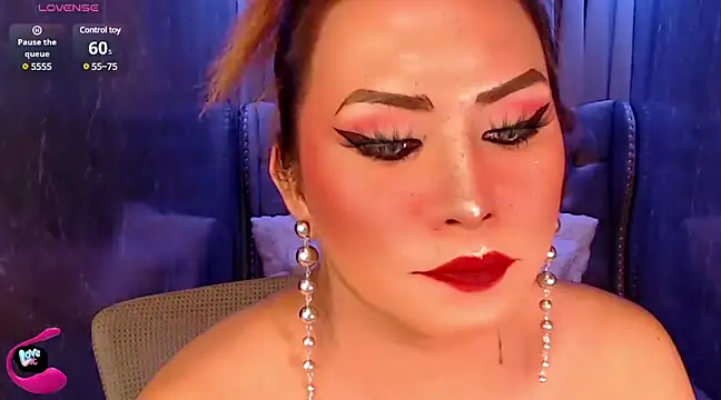 Snapshot of QUEEN_GIAMOORE69 chatting on 02/27/25, 08:53 QUEEN GIAMOORE69 online show from 02/27/25, 08:53