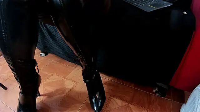 Snapshot of MissVioleta1 chatting on 11/15/25, 08:33 MissVioleta1 online show from 11/15/25, 08:33