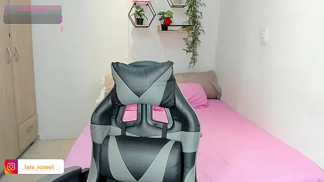 Snapshot of lara_rose1 chatting on 10/19/25, 07:09 lara rose1 online show from 10/19/25, 07:09