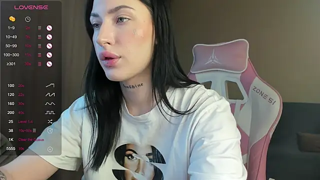 Snapshot of JenniferQueen11 chatting on 02/06/25, 01:43 JenniferQueen11 online show from 02/06/25, 01:43