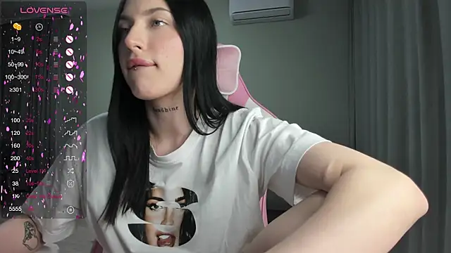 Snapshot of JenniferQueen11 chatting on 02/15/25, 02:22 JenniferQueen11 online show from 02/15/25, 02:22