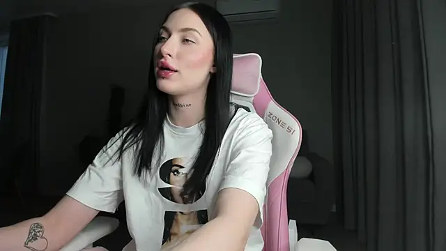 Snapshot of JenniferQueen11 chatting on 02/19/25, 11:49 JenniferQueen11 online show from 02/19/25, 11:49