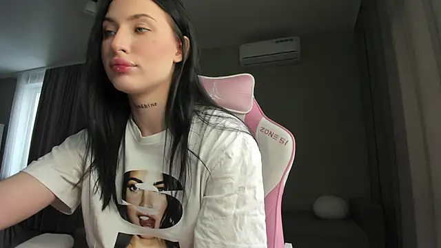 Snapshot of JenniferQueen11 chatting on 03/04/25, 10:02 JenniferQueen11 online show from 03/04/25, 10:02