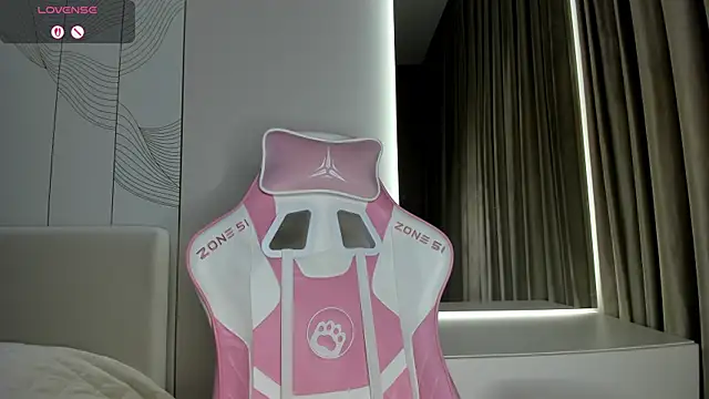 JenniferQueen11 online show from 04/15/26, 05:53