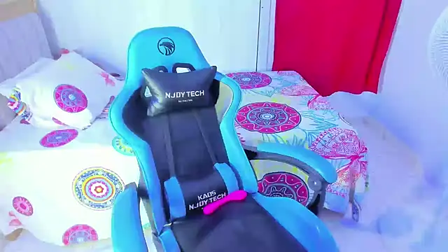 Snapshot of Lunastar02 chatting on 11/18/25, 02:43 Lunastar02 online show from 11/18/25, 02:43