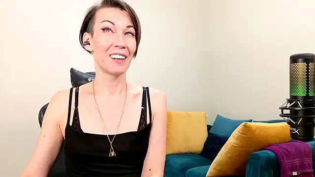 Snapshot of EveEnigma chatting on 02/13/25, 05:33 EveEnigma online show from 02/13/25, 05:33