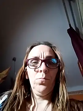 Snapshot of Dettybitch40 chatting on 10/13/25, 04:07 Dettybitch40 online show from 10/13/25, 04:07