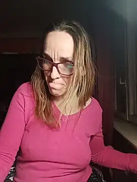 Snapshot of Dettybitch40 chatting on 12/17/25, 04:24 Dettybitch40 online show from 12/17/25, 04:24