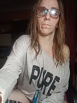 Snapshot of Dettybitch40 chatting on 12/19/25, 07:21 Dettybitch40 online show from 12/19/25, 07:21