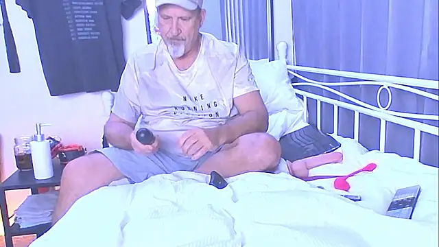 Snapshot of openminddaddy chatting on 12/21/24, 11:22 openminddaddy online show from 12/21/24, 11:22