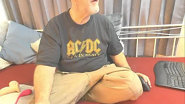 Snapshot of openminddaddy chatting on 02/01/25, 04:03 openminddaddy online show from 02/01/25, 04:03