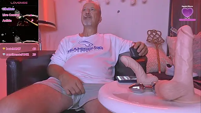 Snapshot of openminddaddy chatting on 10/19/25, 04:35 openminddaddy online show from 10/19/25, 04:35