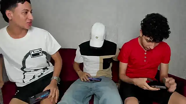 Snapshot of pelusos_mens chatting on 12/28/24, 03:37 pelusos mens online show from 12/28/24, 03:37