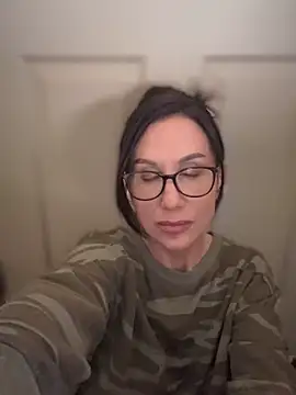 Snapshot of Fiona_Kent_ chatting on 12/20/24, 02:08 Fiona Kent online show from 12/20/24, 02:08