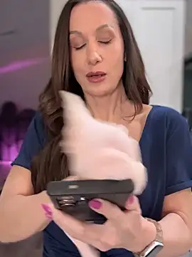 Snapshot of Fiona_Kent_ chatting on 02/19/25, 12:35 Fiona Kent online show from 02/19/25, 12:35