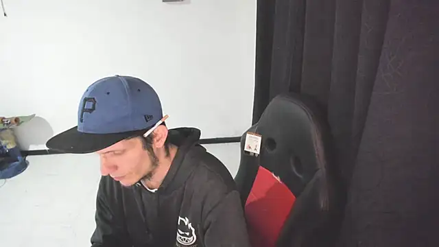 Snapshot of Jeff_Walton@xh chatting on 12/15/25, 04:39 Jeff Waltonxh online show from 12/15/25, 04:39