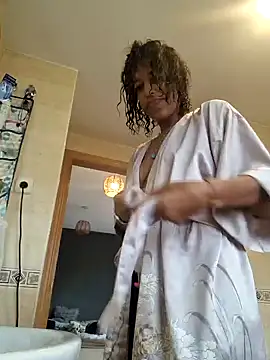 Snapshot of Goldenlace chatting on 01/27/25, 10:16 Goldenlace online show from 01/27/25, 10:16