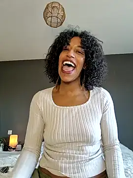 Snapshot of Goldenlace chatting on 02/14/25, 10:49 Goldenlace online show from 02/14/25, 10:49