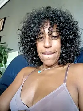 Snapshot of Goldenlace chatting on 10/11/25, 10:03 Goldenlace online show from 10/11/25, 10:03