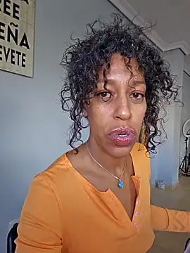 Snapshot of Goldenlace chatting on 11/19/25, 11:54 Goldenlace online show from 11/19/25, 11:54