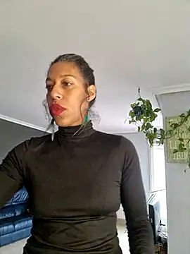 Snapshot of Goldenlace chatting on 11/21/25, 11:20 Goldenlace online show from 11/21/25, 11:20