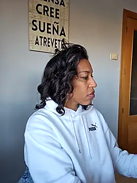 Snapshot of Goldenlace chatting on 11/26/25, 10:05 Goldenlace online show from 11/26/25, 10:05