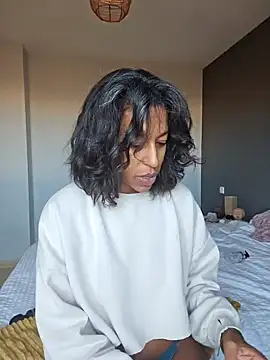 Snapshot of Goldenlace chatting on 11/27/25, 10:50 Goldenlace online show from 11/27/25, 10:50