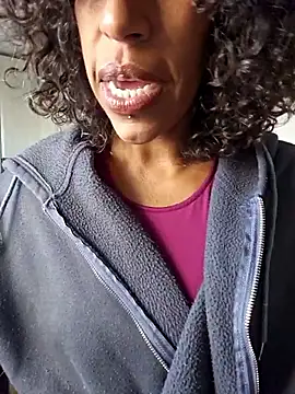 Snapshot of Goldenlace chatting on 11/28/25, 12:41 Goldenlace online show from 11/28/25, 12:41