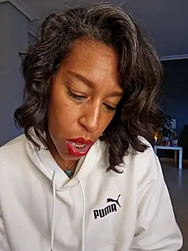 Snapshot of Goldenlace chatting on 12/04/25, 11:30 Goldenlace online show from 12/04/25, 11:30