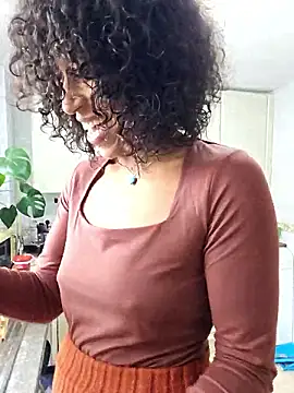 Snapshot of Goldenlace chatting on 12/15/25, 12:09 Goldenlace online show from 12/15/25, 12:09