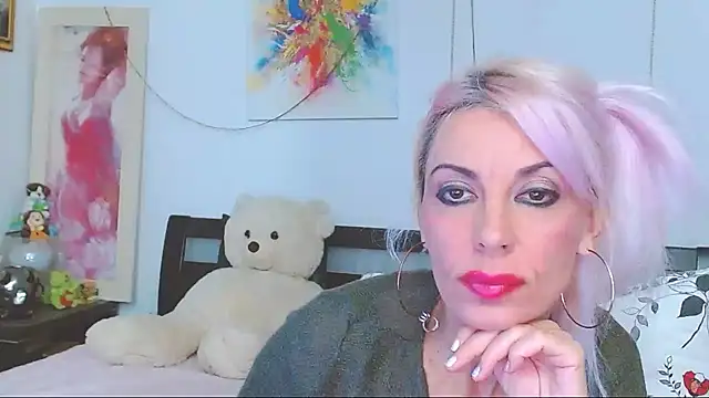 HoneyLara online show from 10/27/25, 09:19