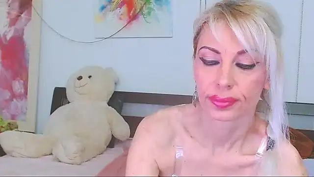 HoneyLara online show from 04/17/26, 08:45