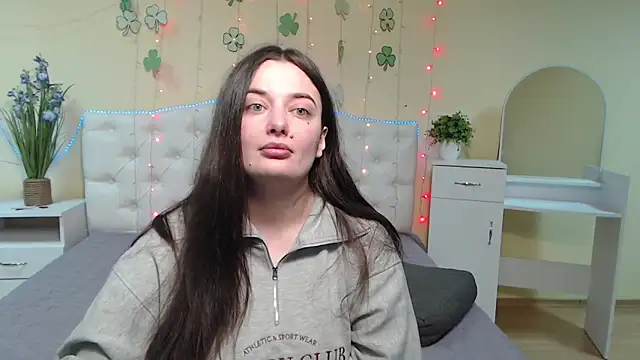 Snapshot of MilanaPrice chatting on 03/20/25, 12:43 MilanaPrice online show from 03/20/25, 12:43