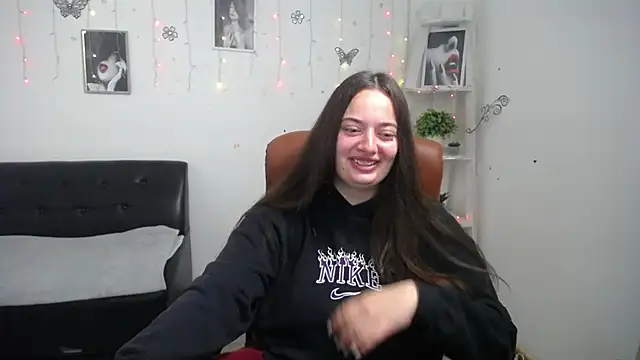 Snapshot of MilanaPrice chatting on 10/05/25, 05:17 MilanaPrice online show from 10/05/25, 05:17