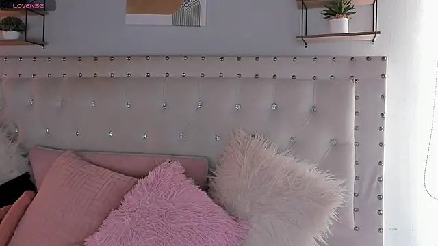 Atenea Klett  online show from 09/26/25, 01:59