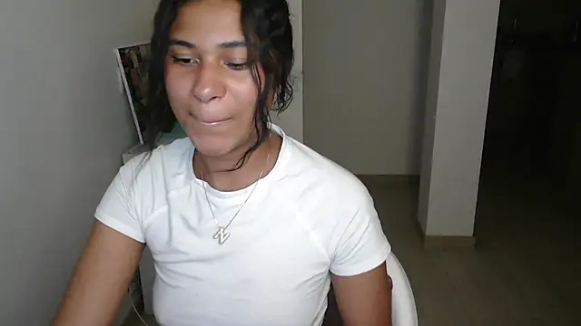 Snapshot of dark_enchantress_ chatting on 01/15/25, 04:25 dark enchantress online show from 01/15/25, 04:25