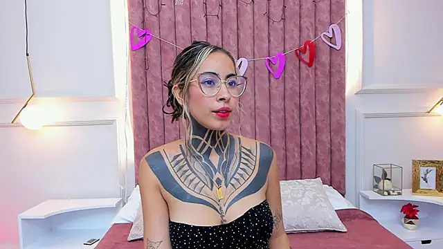 Snapshot of NicoleBlum chatting on 02/12/25, 05:48 NicoleBlum online show from 02/12/25, 05:48