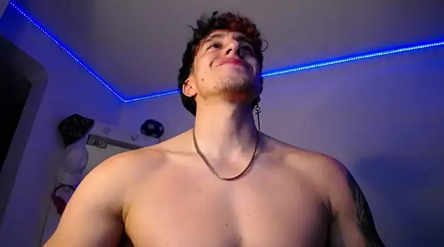 Snapshot of strongboy_ chatting on 12/29/24, 10:45 strongboy online show from 12/29/24, 10:45