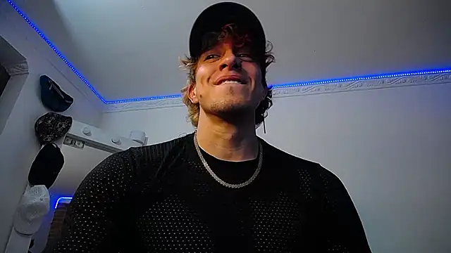 Snapshot of strongboy_ chatting on 03/19/25, 11:14 strongboy online show from 03/19/25, 11:14