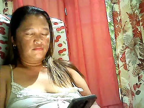 Snapshot of hott_scarlett chatting on 04/25/26, 01:41 hott scarlett online show from 04/25/26, 01:41